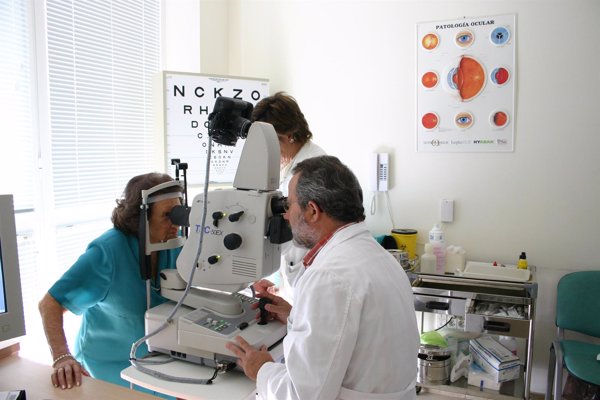 Mayores con diabetes deben realizarse un examen de fondo de ojo anual para detectar la retinopatía, según experta