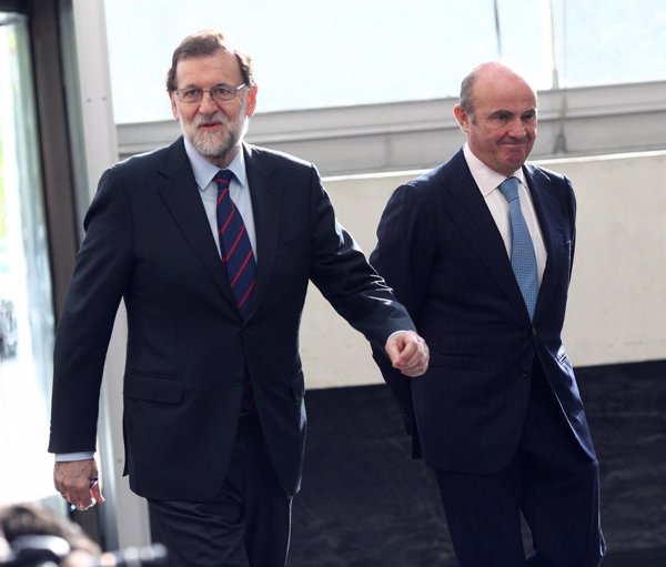 Rajoy no concreta cuándo dimitirá Guindos y dice que su sucesor precisa de 