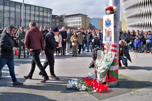 Cientos de personas se concentran en Bilbao tras los incidentes del jueves y recuerdan al ertzaina fallecido