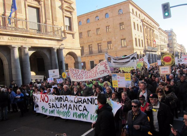 Más de un millar de personas se manifiestan en contra de la apertura de la mina de uranio en Retortillo (Salamanca)