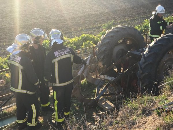 Muere un hombre de 91 años aplastado por su tractor tras caer por un terraplén en una finca en Brunete (Madrid)