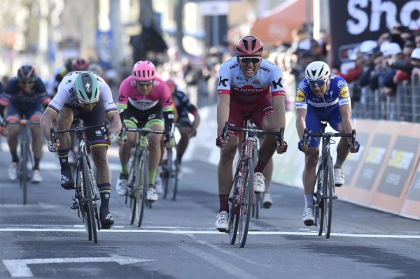 Marcel Kittel (Katusha) repite triunfo en la Tirreno-Adriático por delante de Peter Sagan (BORA)