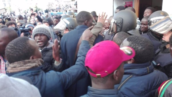 El cónsul de Senegal abandona Lavapiés escoltado por la Policía y con lanzamientos de objetos a su coche