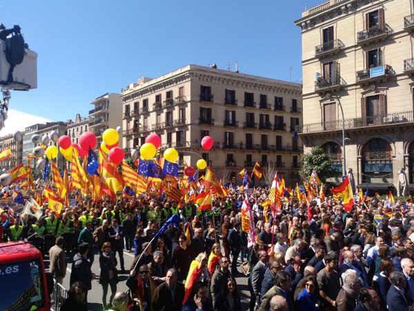 Miles de personas se manifiestan en Barcelona para pedir 'seny' y un Govern para todos