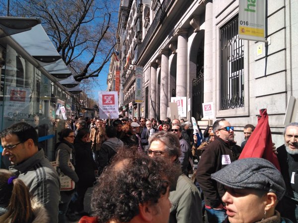 Trabajadores de la Zarzuela, con el director al frente, protestan ante Cultura 