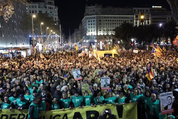 Unas 10.000 personas se concentran en Barcelona contra el encarcelamiento de políticos soberanistas
