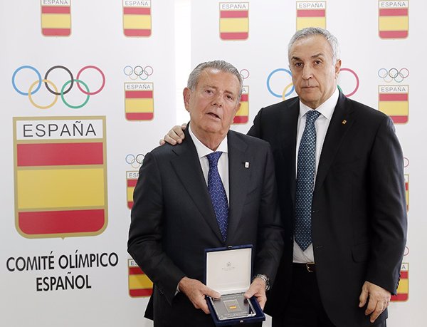 Alejandro Blanco entrega la Insignia Olímpica al Conde de Godó