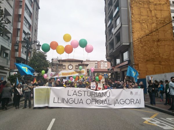 Miles de personas se concentran en Oviedo para reclamar la oficialidad  del asturiano