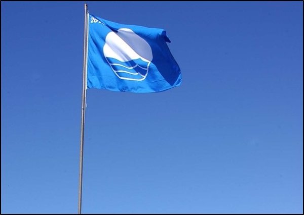España lucirá 696 'Banderas Azules' este verano, once más en playas, y mantiene el liderazgo mundial