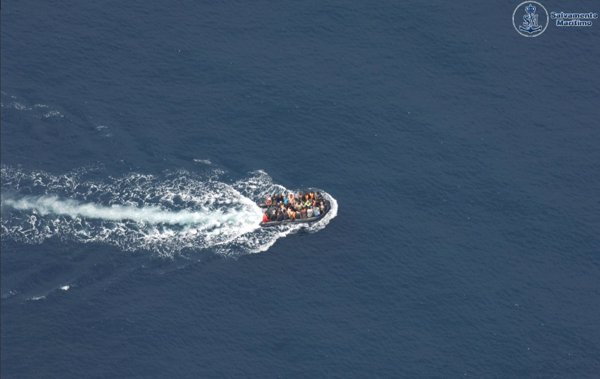 Trasladan a puerto a 55 personas tras rescatarlas de una patera en el mar de Alborán