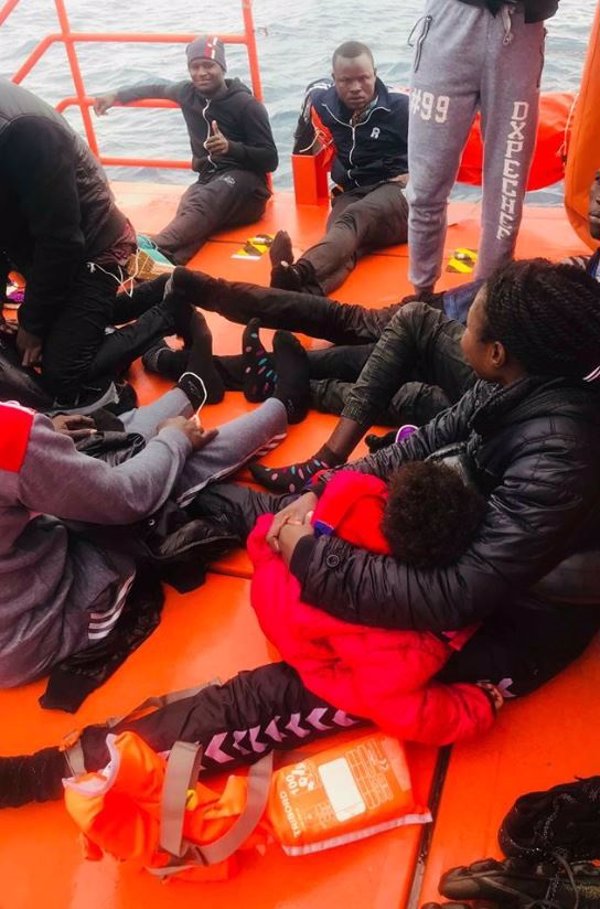 Trasladan a Motril a 57 personas, entre ellas una niña, rescatadas de una patera en el mar de Alborán