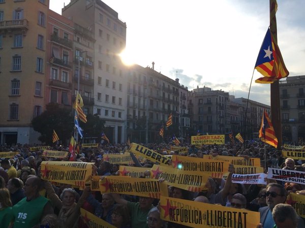 Un millar de personas se concentra en Barcelona contra el 