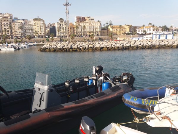 La Guardia Civil de Ceuta intercepta una planeadora cargada de hachís tras horas de persecución por el Estrecho