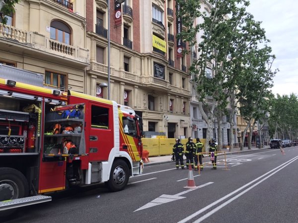 Bomberos buscan a posibles obreros atrapados al derrumbarse parte de un edificio en obras en Madrid