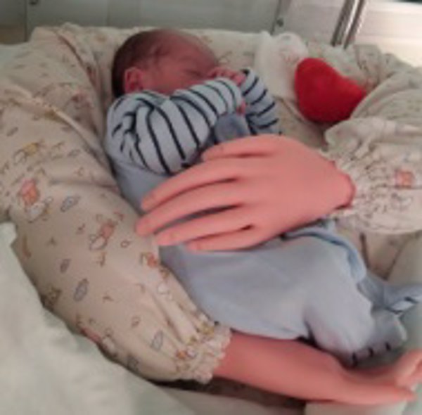 Crean un prototipo de brazos articulados para simular el abrazo de padres a recién nacidos