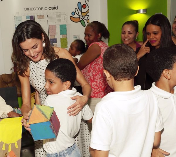 La Reina Letizia se reúne con ONG, adolescentes y emprendedores sociales en su visita a República Dominicana