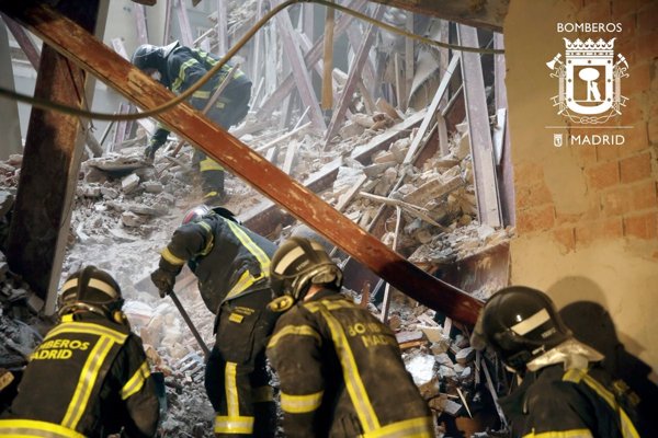Los bomberos siguen buscando a los dos desaparecidos en el edificio derrumbado en el centro de Madrid