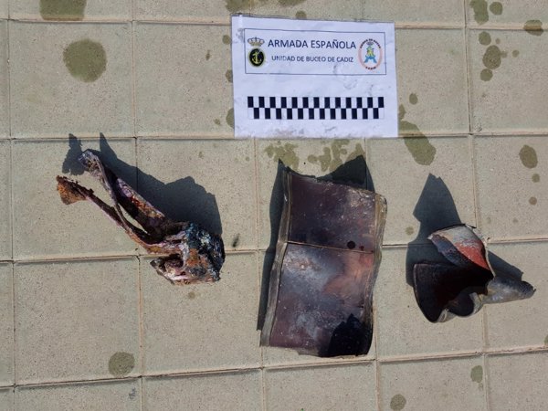 Buceadores de la Armada neutralizan un artefacto a 13 metros de profundidad frente a la costa de Melilla