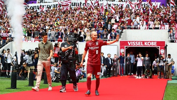 Iniesta se presenta con el Vissel Kobe japonés ante más de 8.000 aficionados