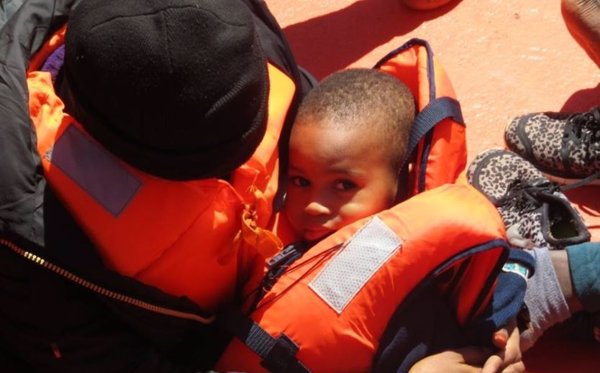 Rescatadas 69 personas, entre ellas dos niños, que viajaban en dos pateras en el mar de Alborán