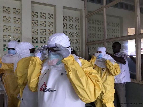 Sanidad traslada a Madrid el bote encontrado en Mallorca que podría contener ébola para su análisis