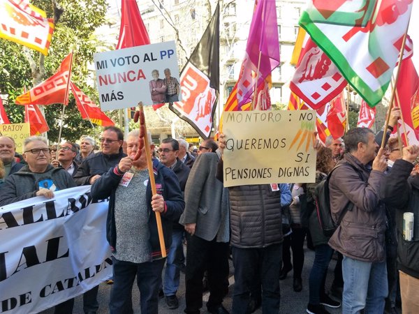 1.500 personas se manifiestan en Barcelona para reivindicar la subida de las pensiones