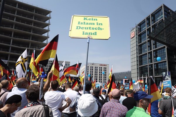 La convocatoria antifascista cuadriplica en número a la de Alternativa para Alemania en Berlín