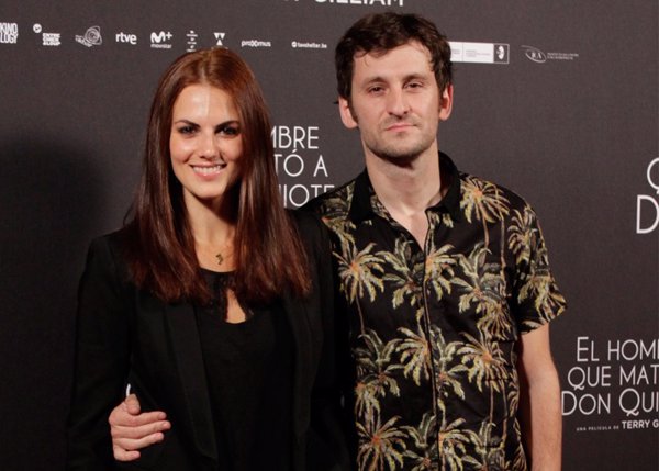 Raúl Arévalo y su pareja, felices en el estreno de 'El hombre que mató a Don Quijote'