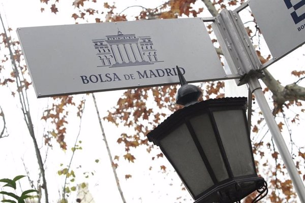 El Ibex 35 consolida los 9.800 puntos, impulsado por la banca