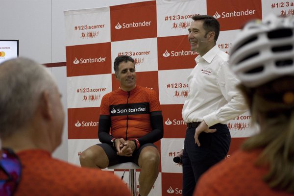 Miguel Induráin finaliza la primera 'Vuelta 1/2/3 sin efectivo' de Banco Santander
