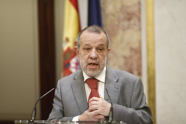 El Defensor del Pueblo, satisfecho con volver a la universalidad del SNS, pide a Sánchez eliminar el copago farmacéutico