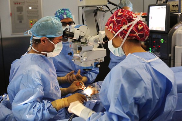 Especialistas señalan que la cirugía combinada aumenta un 10% el éxito del tratamiento de desprendimiento de retina