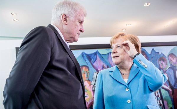 El ministro del Interior da un respiro a Merkel y aplicará paulatinamente su plan sobre refugiados