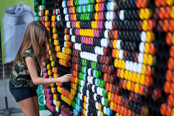 El mural 'Pixelata' fomentará el reciclaje de latas de bebida en festivales de música este verano