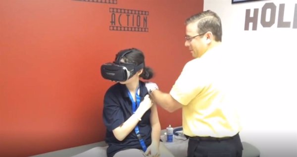 Un pediatra comprueba que un casco de realidad virtual es útil para distraer a los niños de su miedo a las agujas
