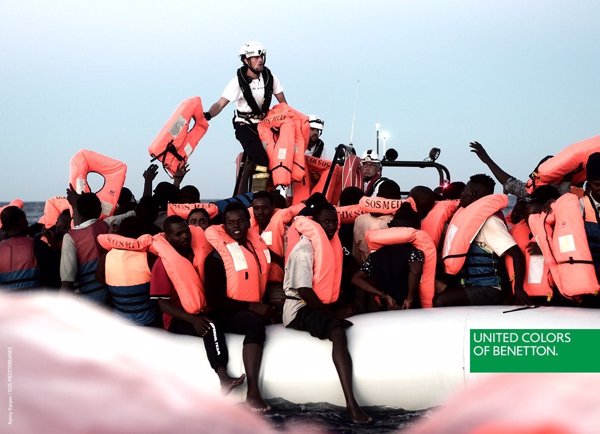 Benetton vuelve a recurrir a la polémica con una campaña en la que usa imágenes de los migrantes del Aquarius
