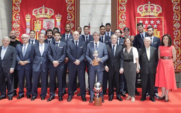El Real Madrid celebra su título de Liga Endesa en las instituciones sin Doncic