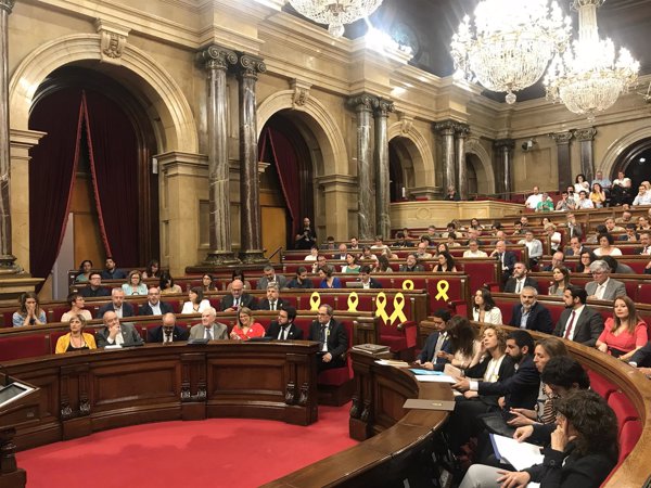 La consejera Borràs y Sierra (Cs) se enzarzan en el Parlament al tachar a la consellera de 