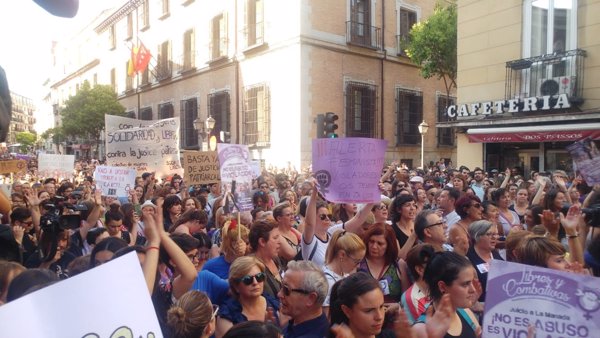 Miles de personas vuelven a tomar las calles de Madrid contra la libertad a La Manada: 
