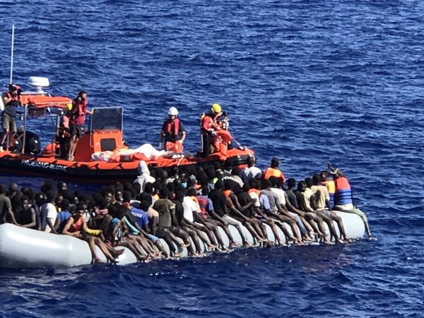 Malta entrega alimentos al 'Lifeline', que continúa sin puerto de acogida y 200 migrantes a bordo