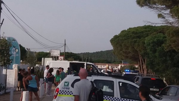 Llegan por sus propios medios unos migrantes en patera a la playa de Caños de Meca (Cádiz)