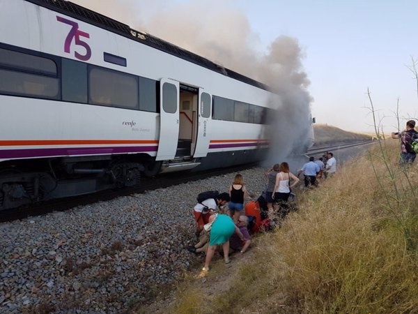 El tren que conecta Huelva y Madrid por Extremadura sufre un incendio a la altura de Torrijos (Toledo)