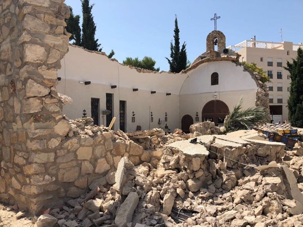 Se derrumba el techo de la iglesia de la Coveta Fumà del Campello poco después de una misa