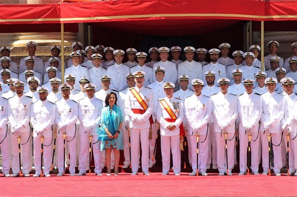 Felipe VI preside la entrega de despachos a 178 nuevos suboficiales de la Armada en San Fernando