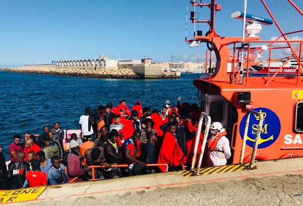 Trasladan a Algeciras a 31 personas, entre ellas dos niños, tras ser rescatadas de una patera