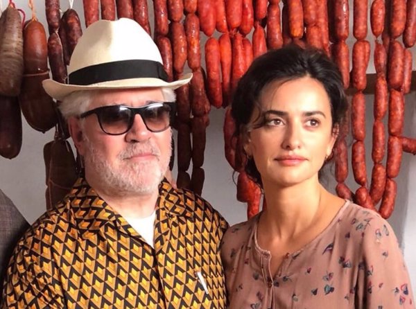 Pedro Almodóvar y Penélope Cruz siguen dando forma a la película 'Dolor y Gloria' en Paterna (Valencia)