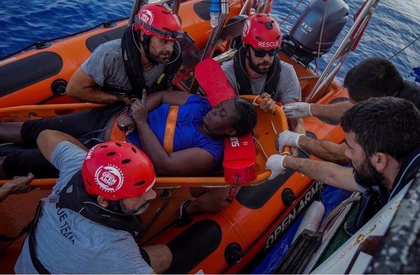 Open Arms pide a España desembarcar a la superviviente y a la mujer y al niño fallecidos en el Mediterráneo