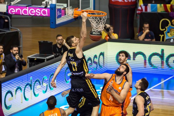 Fran Vázquez firma dos años con el Basket Zaragoza tras abandonar Tenerife
