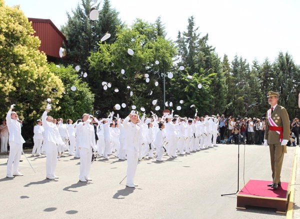 Los Reyes entregan los despachos a 140 nuevos oficiales y suboficiales de los Cuerpos Comunes de las Fuerzas Armadas