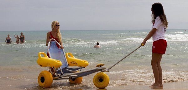 Un total de 90 playas españolas cuentan con el servicio de baño adaptado para personas con discapacidad de Cruz Roja